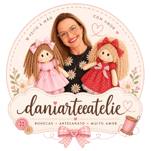 Selo do Dani Arte e Ateliê: a artesã segurando duas bonecas de pano feitas à mão